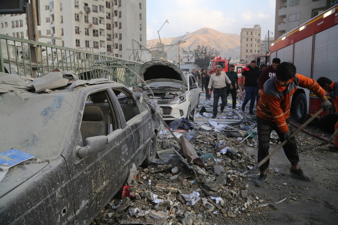 Cảnh đổ nát ở thủ đô Tehran của Iran sau đòn không kích của Israel ngày 13/6. Ảnh: AFP