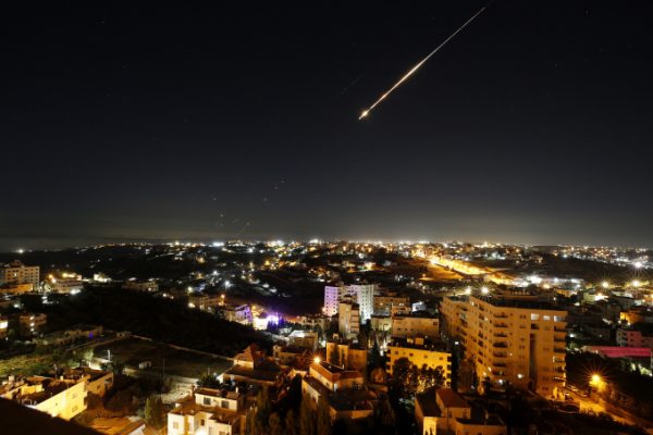 Iran tuyên bố tấn công Israel bằng tên lửa siêu vượt âm