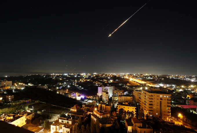 Tên lửa Iran bay qua bầu trời thành phố Hebron, Bờ Tây ngày 18/6. Ảnh: AFP