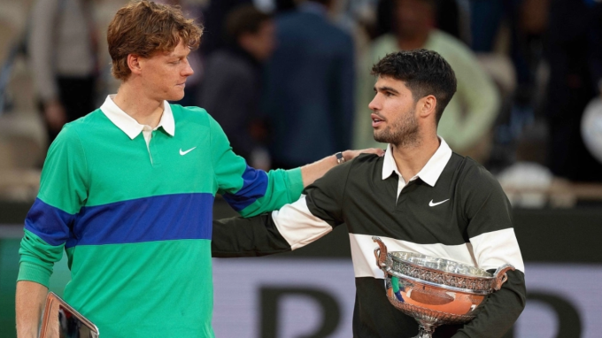 Alcaraz (phải) và Sinner trên bục nhận giải, sau chung kết Roland Garros, tại sân Philippe Chatrier, Paris, Pháp hôm 8/6. Ảnh:Reuters