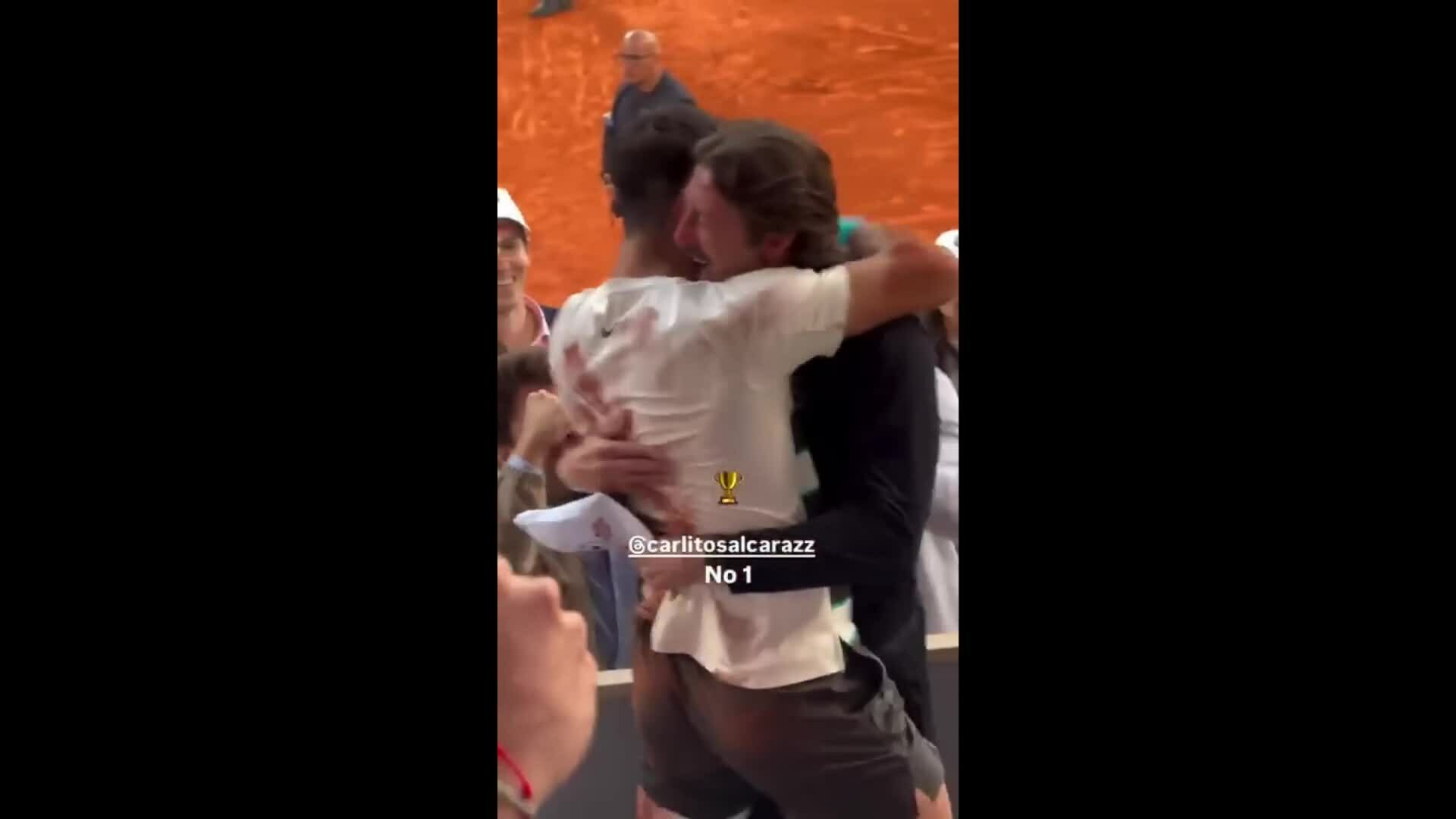 Alcaraz chia vui với HLV và gia đình sau khi vô địch Roland Garros