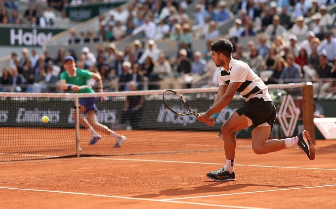Alcaraz đánh trái tay trong trận gặp Sinner ở chung kết Roland Garros, tại sân Philippe Chatrier, Paris, Pháp hôm 8/6. Ảnh: Reuters