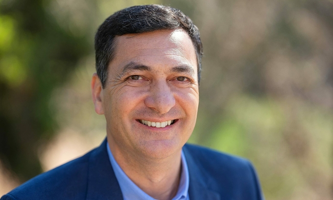 Tác giả Nigel Cumberland. Ảnh: Amazon