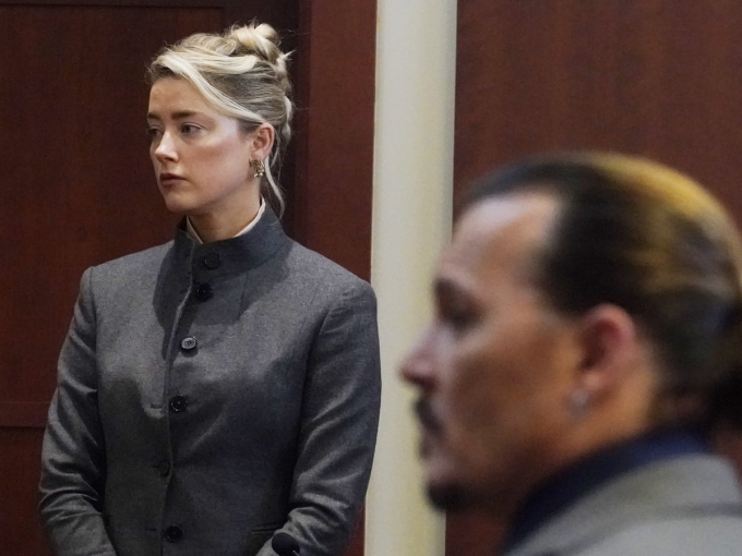 Amber Heard và Johnny Depp trong một phiên tòa năm 2022. Ảnh: AP