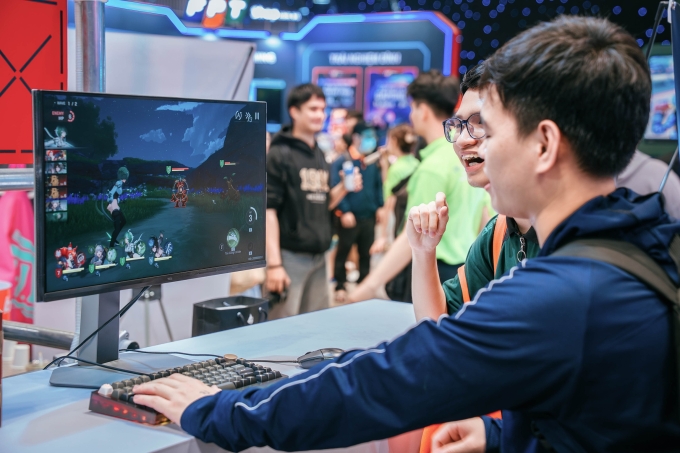 Game thủ trải nghiệm màn hình chơi game TCL 25G64 QD-Mini LED 144Hz. Ảnh: TCL