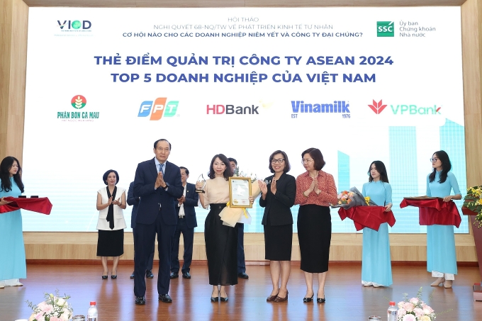 Bà Mai Thị Lan Anh, Giám đốc Truyền thông FPT nhận giải. Ảnh: FPT