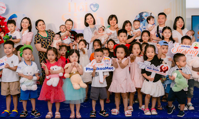 Những em bé từng can thiệp bào thai tham dự chương trình. Ảnh: Thu Trang