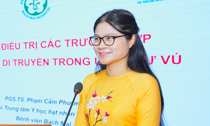 PGS.TS Phạm Cẩm Phương, Giám đốc Trung tâm Y học hạt nhân và Ung bướu, chia sẻ tại hội thảo. Ảnh: Thế Anh