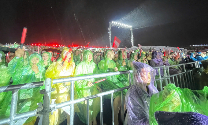 Fan mặc áo mưa xem concert. Ảnh: Đức Anh
