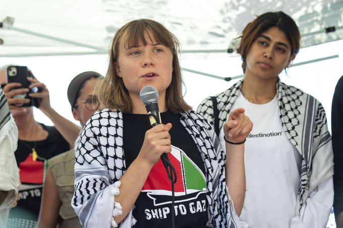 Greta Thunberg phát biểu tại Italy, trước khi lên thuyền buồm hướng đến Dải Gaza ngày 1/6. Ảnh: AP