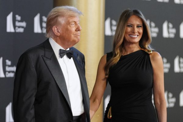 Ông Trump và bà Melania xem kịch ‘Những người cùng khổ’