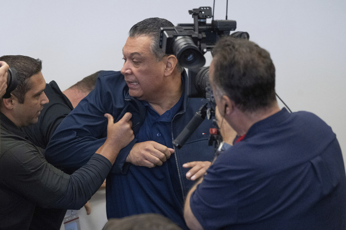 Thượng nghị sĩ Alex Padilla giằng co với mật vụ khi bị yêu cầu ra khỏi phòng họp báo. Ảnh: AP