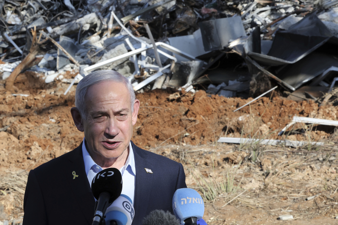 Thủ tướng Israel Benjamin Netanyahu phát biểu trong chuyến thị sát Viện Khoa học Weizmann, ở thành phố Rehovot, miền trung Israel, nơi vừa trúng tập kích của Iran, ngày 20/6. Ảnh: AP