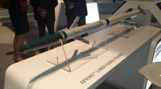 Mô hình tên lửa APKWS được trưng bày trong một cuộc triển lãm. Ảnh: BAE Systems