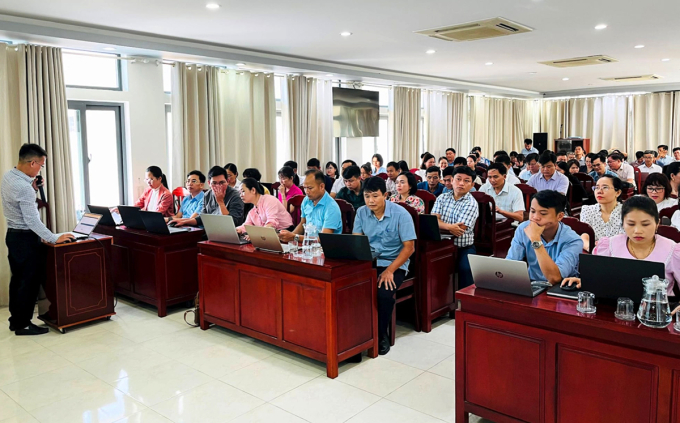 Cán bộ xã, phường ở Quảng Nam tập huấn sử dụng hệ thống quản lý văn bản và điều hành của TP Đà Nẵng khi sáp nhập hôm 17/6. Ảnh: Đắc Thành
