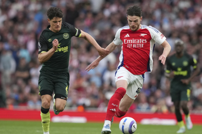 Christian Norgaard (trái) tranh chấp với Declan Rice trong trận Brentford hòa Arsenal 1-1 trên sân vận động Emirates ở London, Anh ngày 12/4/2025. Ảnh: AP