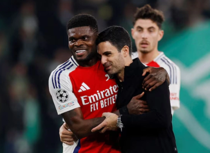 HLV Mikel Arteta ăn mừng cùng Thomas Partey sau trận Arsenal thắng Sporting 5-1 trên sân Jose Alvalade, Lisbon, Bồ Đào Nha ngày 26/11/2024. Ảnh: Reuters