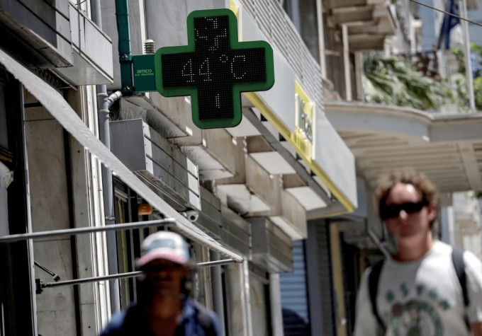 Nhiệt kế đo nhiệt độ ngoài trời ngày 18/7/2024 tại Athens chỉ mức 44 độ C. Ảnh: Reuters