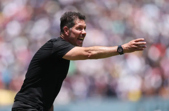 HLV Diego Simeone chỉ đạo trong trận. Ảnh: Marca