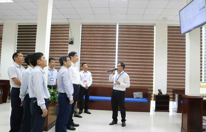 Phó chủ tịch UBND tỉnh Lâm Hải Giang giám sát quy trình tiếp nhận, xử lý hồ sơ thông qua Hệ thống thông tin giải quyết TTHC của tỉnh. Ảnh: UBND Bình Định