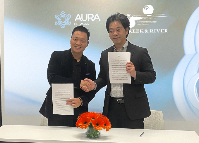 Đại diện Aura Network và Creek & River ký kết hợp tác. Ảnh: Aura Network