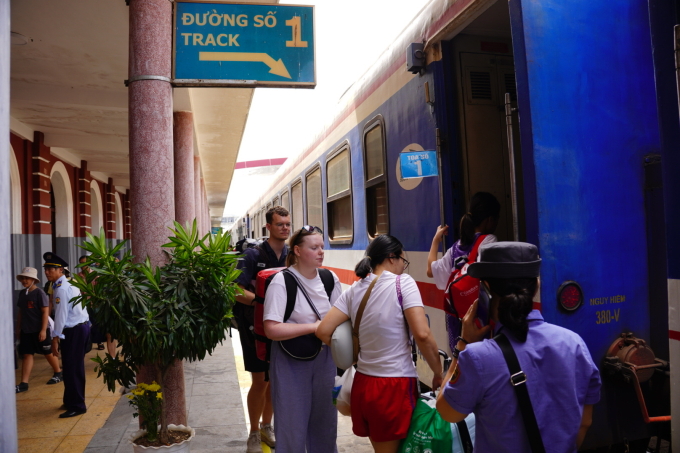 Du khách nước ngoài tại ga Huế, tháng 6. Ảnh: Tuấn Anh
