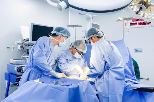 Phẫu thuật thành công cho bé trai đa dị tật: Hành trình mới