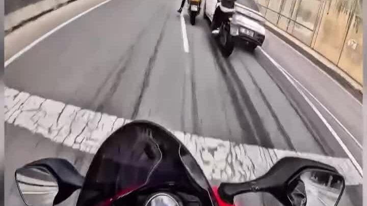 Ba môtô lao vào ôtô ở khúc cua