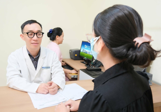 Bác sĩ tư vấn phân biệt đau bụng kinh cho phụ nữ trẻ tại Bệnh viện Đa khoa Tâm Anh. Ảnh: Tuệ Diễm