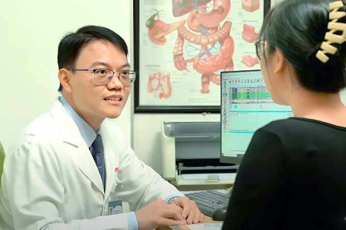 Bác sĩ tư vấn cho bệnh nhân về bệnh dạ dày. Ảnh: Vy Vân