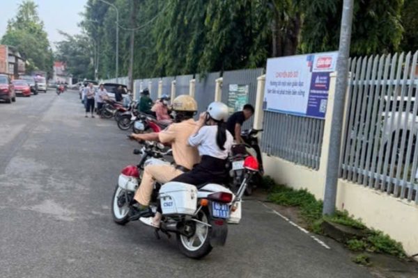 CSGT hỗ trợ thí sinh đổi thẻ dự thi bằng xe đặc chủng