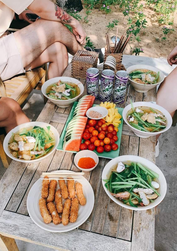 Các món ăn sáng ở bãi Đông. Ảnh: Quý Doanh