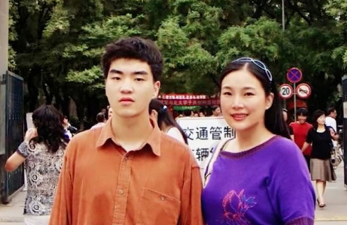 Ding và mẹ, bà Zou khi còn trẻ. Ảnh chụp màn hình