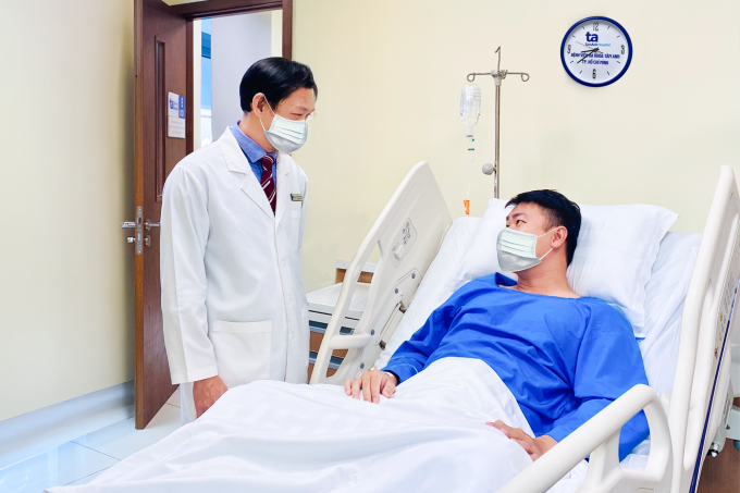 Bác sĩ Cương khám, động viên anh Phong sau ca mổ. Ảnh: Bệnh viện Đa khoa Tâm Anh