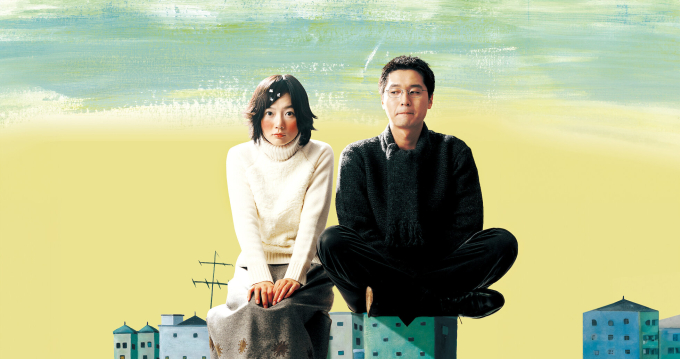 Bae Doona (trái) và Lee Sung Jae đóng chính Barking Dogs Never Bite, phim đầu tay của đạo diễn Bong Joon Ho. Ảnh: Cinema Service