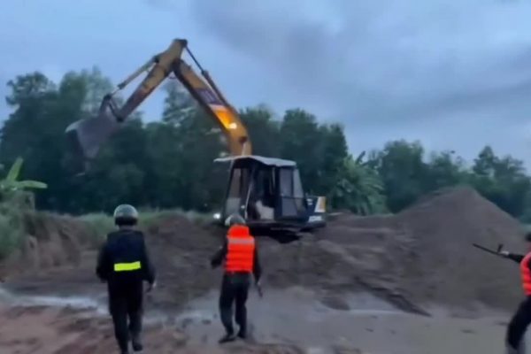 Bắt quả tang khai thác cát lậu trên sông: Tin từ trinh sát