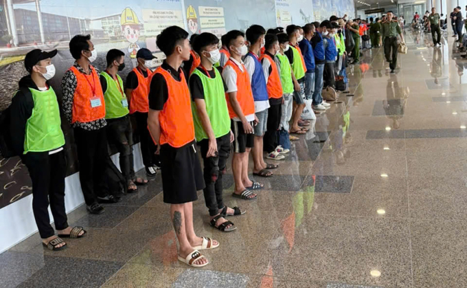 Hàng chục nghi phạm bị bắt tại một sân bay. Ảnh: Hòa Vang
