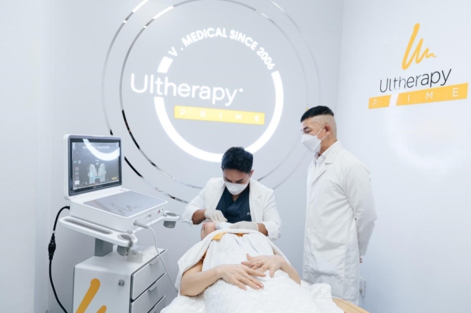 Bác sĩ Danh Bảo Hoàng Vũ, Giám đốc chuyên môn V.Medical tại TP HCM đang thao tác cho khách hàng dưới sự giám sát của chuyên gia. Ảnh: