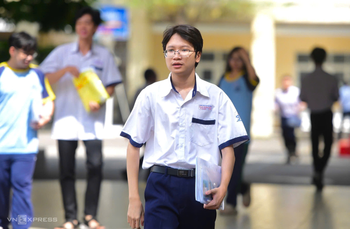 Thí sinh tại trường THPT Võ Thị Sáu, TP HCM, ra về sau buổi thi sáng 27/6. Ảnh: Quỳnh Trần