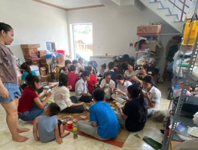 Học sinh ăn trưa miễn phí tại nhà anh chị Hà Thuý. Ảnh: Nhân vật cung cấp