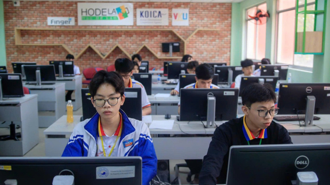 Minh Hiếu (bên trái) trong kỳ thi Olympic Tin học miền Trung – Tây Nguyên lần thứ VI năm 2025. Ảnh: Nhân vật cung cấp