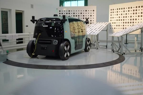 Nhà máy Mỹ sản xuất taxi tự lái hàng loạt: Bên trong