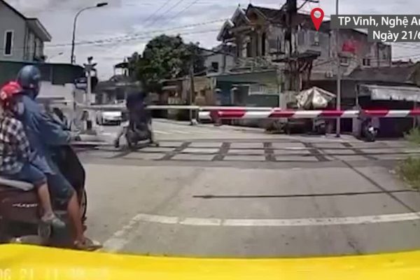 Tai nạn đường sắt: Vượt gác chắn, người đàn ông bị tàu tông tử vong