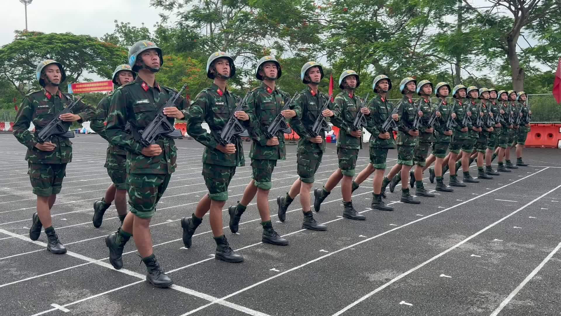 Bộ đội phòng hóa tập diễu binh