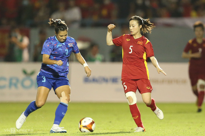 Hậu vệ Hoàng Thị Loan (5) tranh bóng cùng cầu thủ nữ Thái Lan trong trận chung kết SEA Games 31 trên sân Cẩm Phả, Quảng Ninh. Việt Nam thắng 1-0 giành HC vàng. Ảnh: Đức Đồng
