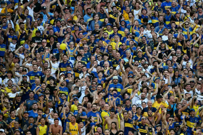 Người hâm mộ Boca Juniors hát vang trên khán đài sân Hard Rock, Florida, Mỹ ngày 16/6. Ảnh: AFP