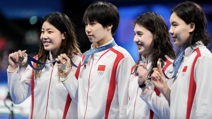 Trung Quốc giành HC vàng bơi tự do 4x100m đồng đội ngữ tại Olympic Paris 2024. Ảnh: AP