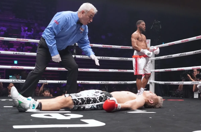 Jin Sasaki nằm bất tỉnh khi thua knock-out Brian Norman trong trận tranh đai vô địch WBO hạng welterweight tại nhà thi đấu tổng hợp thành phố Ota, Tokyo ngày 20/6. Ảnh: USA Today