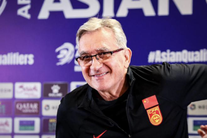 HLV Branko Ivankovic tham dự họp báo trước trận Trung Quốc gặp Indonesia ở lượt chín bảng C vòng loại ba World Cup 2026 - khu vực châu Á, tại sân Gelora Bung Karo ngày 4/6/2025. Ảnh: CFA