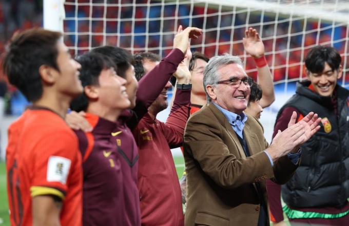 HLV Branko Ivankovic ăn mừng khi Trung Quốc thắng Indonesia 2-1 ở vòng loại ba World Cup 2026 - khu vực châu Á, trên sân Thanh Đảo, Trung Quốc ngày 15/10/2024. Ảnh: Xinhua